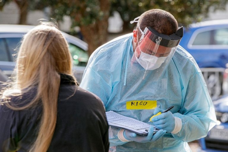 New Zealanders wear face masks as Auckland lockdown lifted