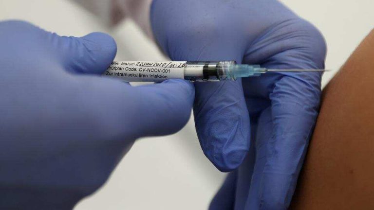 US floats idea of early approval for eventual vaccine