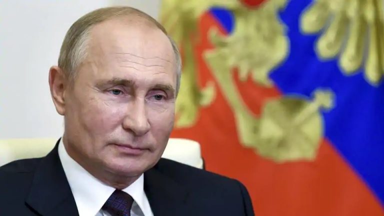 Russia vaccine roll-out plan prompts virus mutation worries