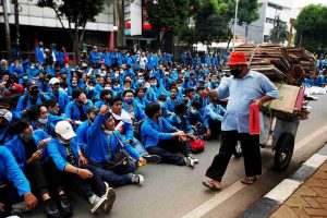 Protests in Indonesia against new jobs law enter third day