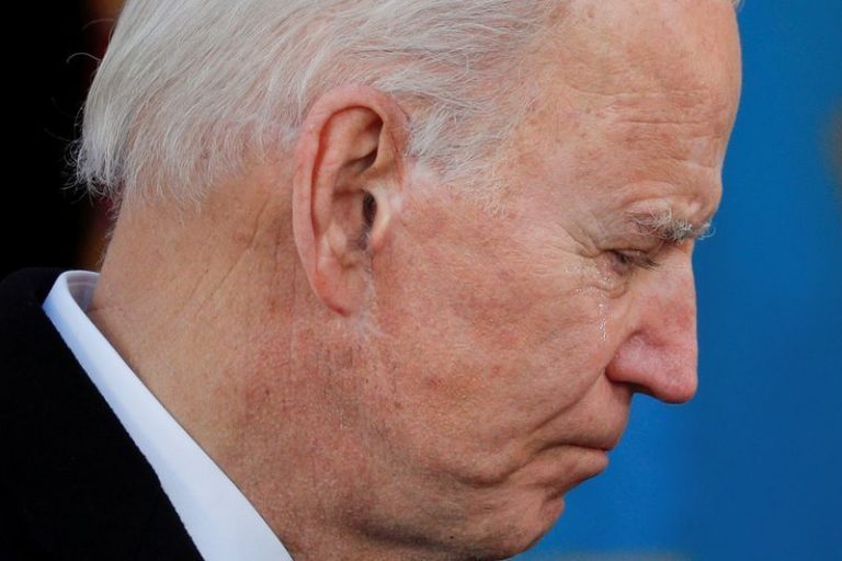 An emotional Biden bids farewell to Delaware on his way to White House