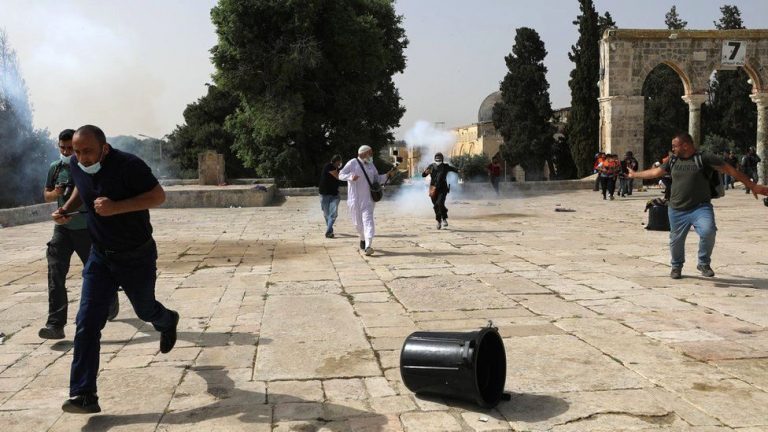 Jerusalem crisis: Pleas for calm as violence escalates