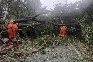 Deadly cyclone bears down on Covid-stricken India