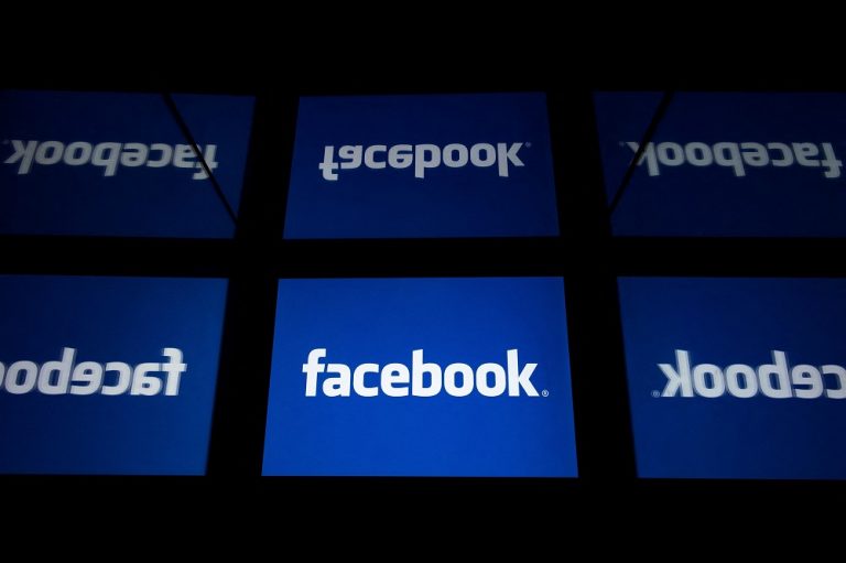 Facebook tests alerting users to extremist posts