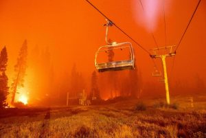 Raging wildfire forces evacuation of major US tourist spot