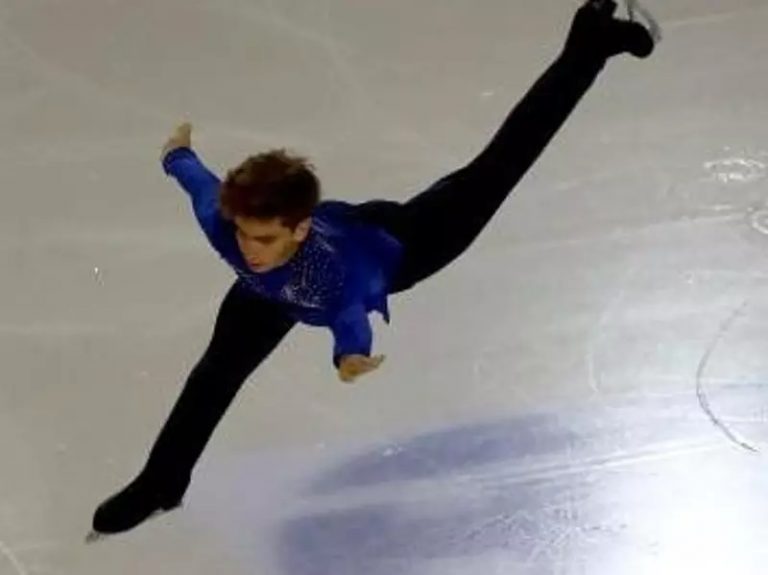 Figure skating-Shmuratko skates world champiionships’ short programme with Ukraine training shirt