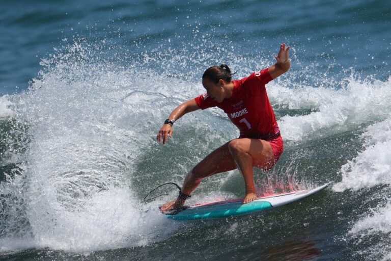 Surfing-Moore, Toledo favourites for world titles, Ewing battling back